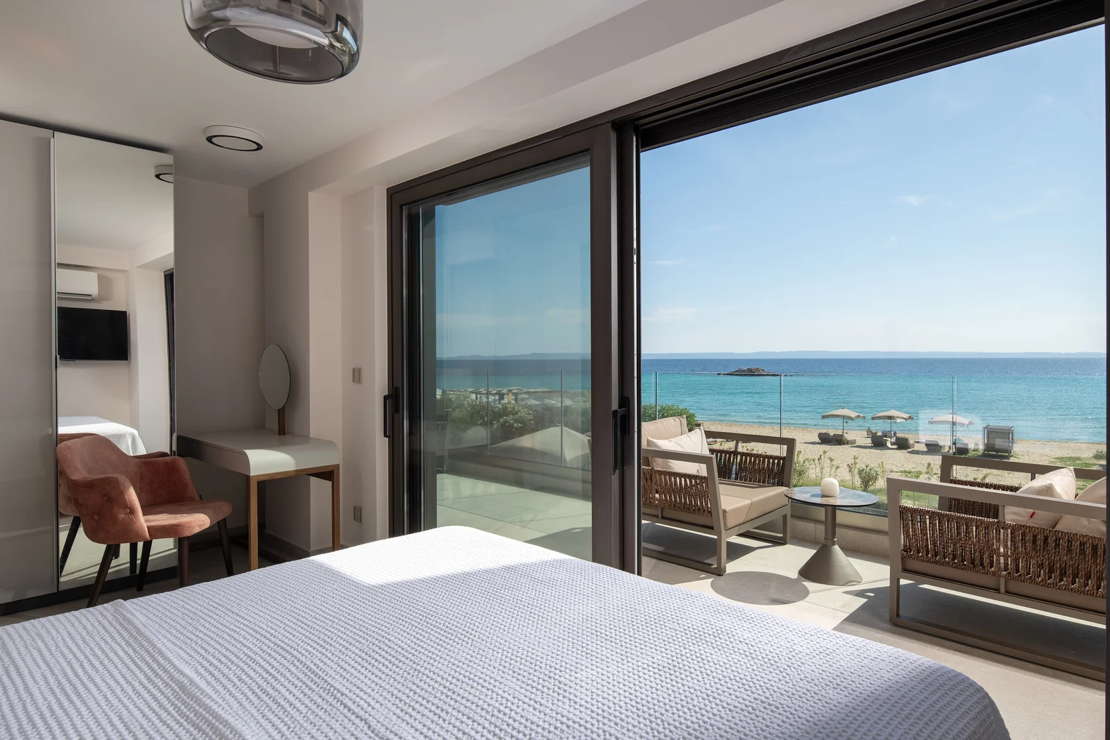 The gallery suite with open sea views